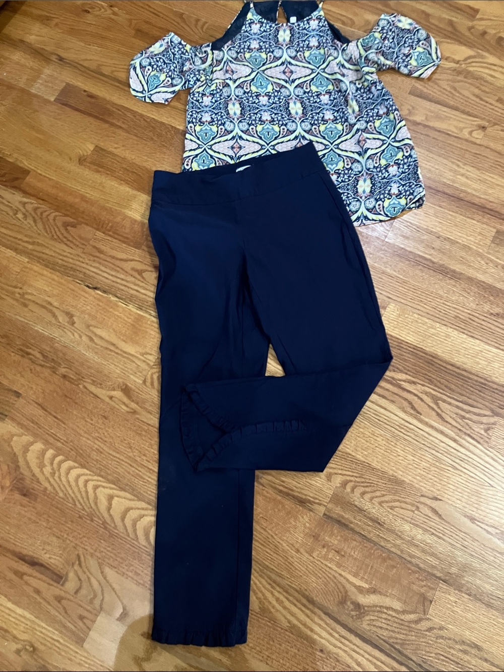 Crown and Ivy Navy Ankle Pants 26” Inseam Sz 4 with Floral Blouse Sz XS EUC